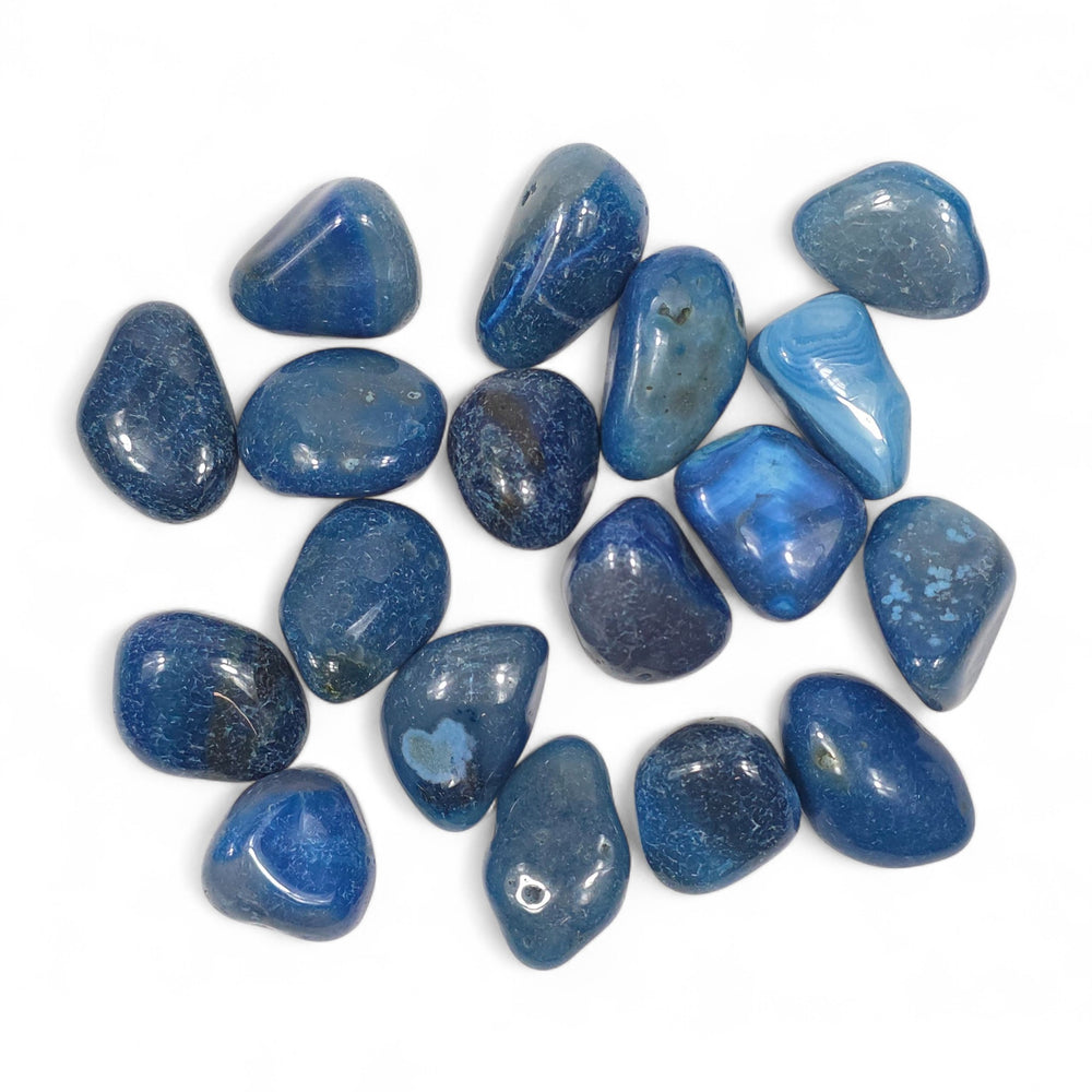 Pierre roulée d’Agate bleue teintée, symbole de vérité et de transformation, associée au chakra de la Gorge.