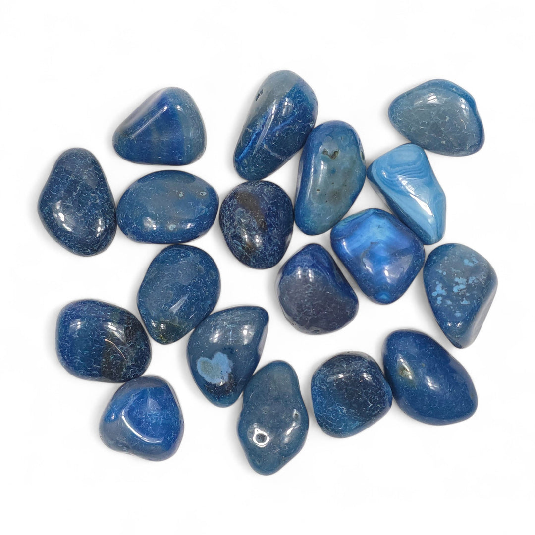 Pierre roulée d’Agate bleue teintée, symbole de vérité et de transformation, associée au chakra de la Gorge.