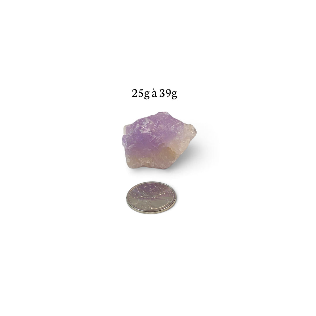 Belle améthyste brute aux teintes mauves naturelles, proposée dans un grammage allant de 25 g à 39 g.