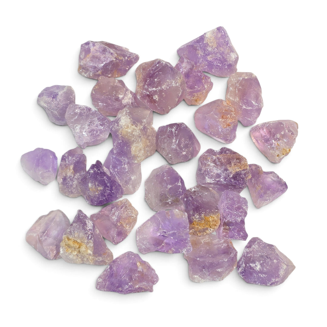Améthystes brutes naturelles aux teintes mauves variées, chaque pierre présentant ses propres nuances et caractéristiques.