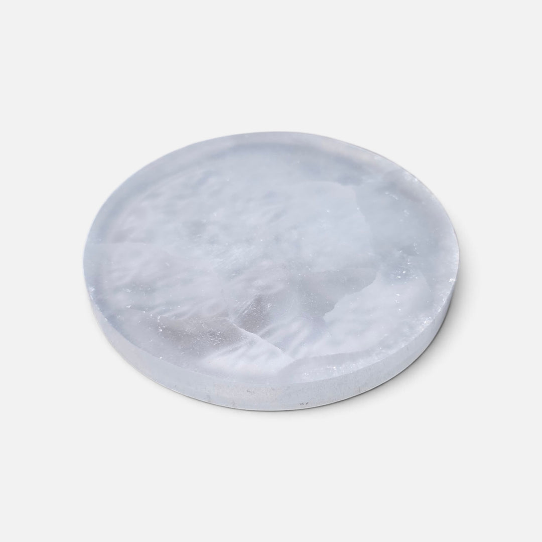 Assiette en sélénite naturelle du Maroc, parfaite pour vos pierres, vos rituels de purification ou comme élément décoratif.