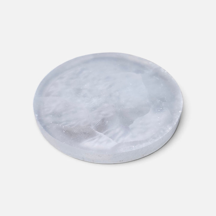 Assiette en sélénite naturelle du Maroc, parfaite pour vos pierres, vos rituels de purification ou comme élément décoratif.