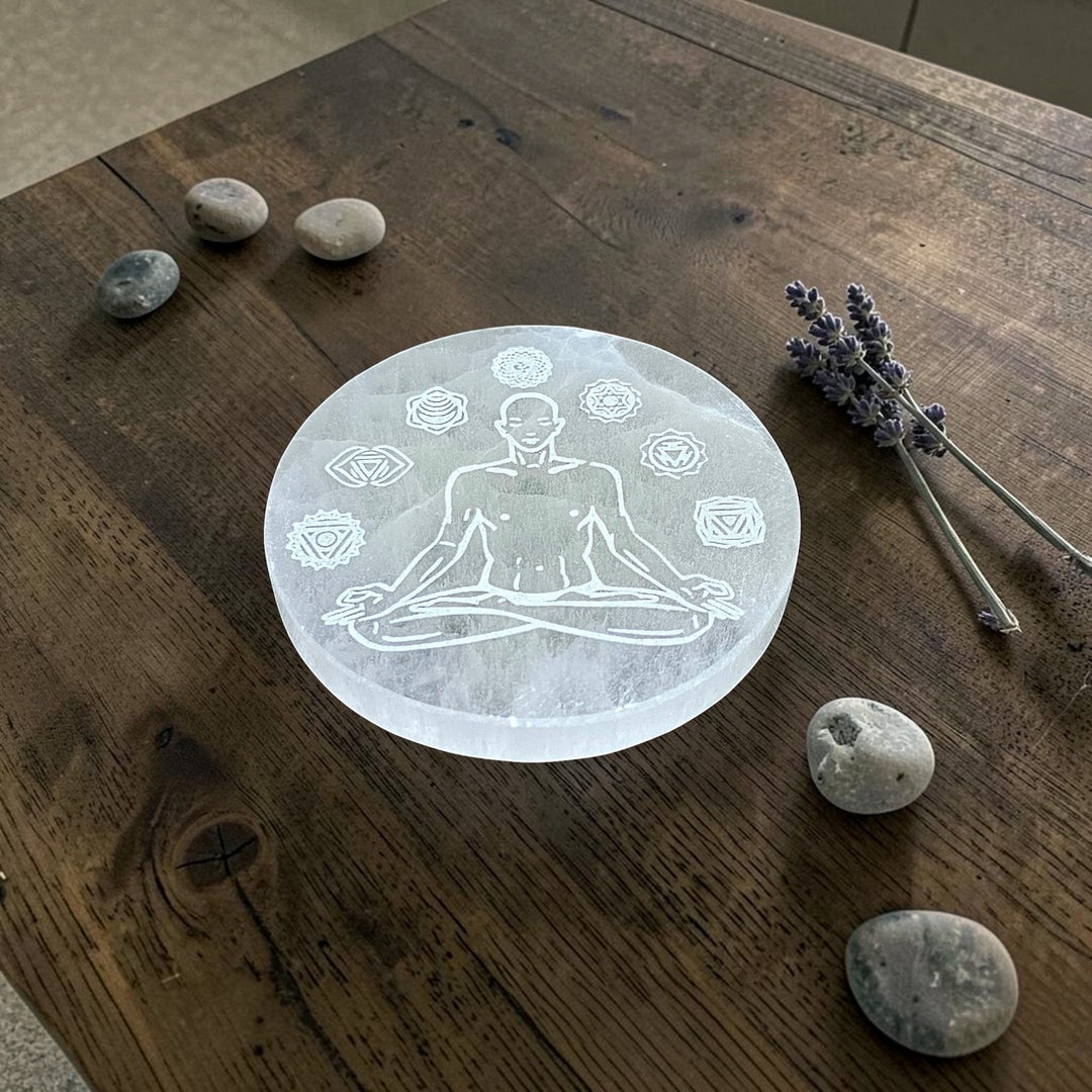 Assiette en sélénite polie, une création naturelle aux usages décoratifs et spirituels, parfaite pour vos cristaux et bijoux.