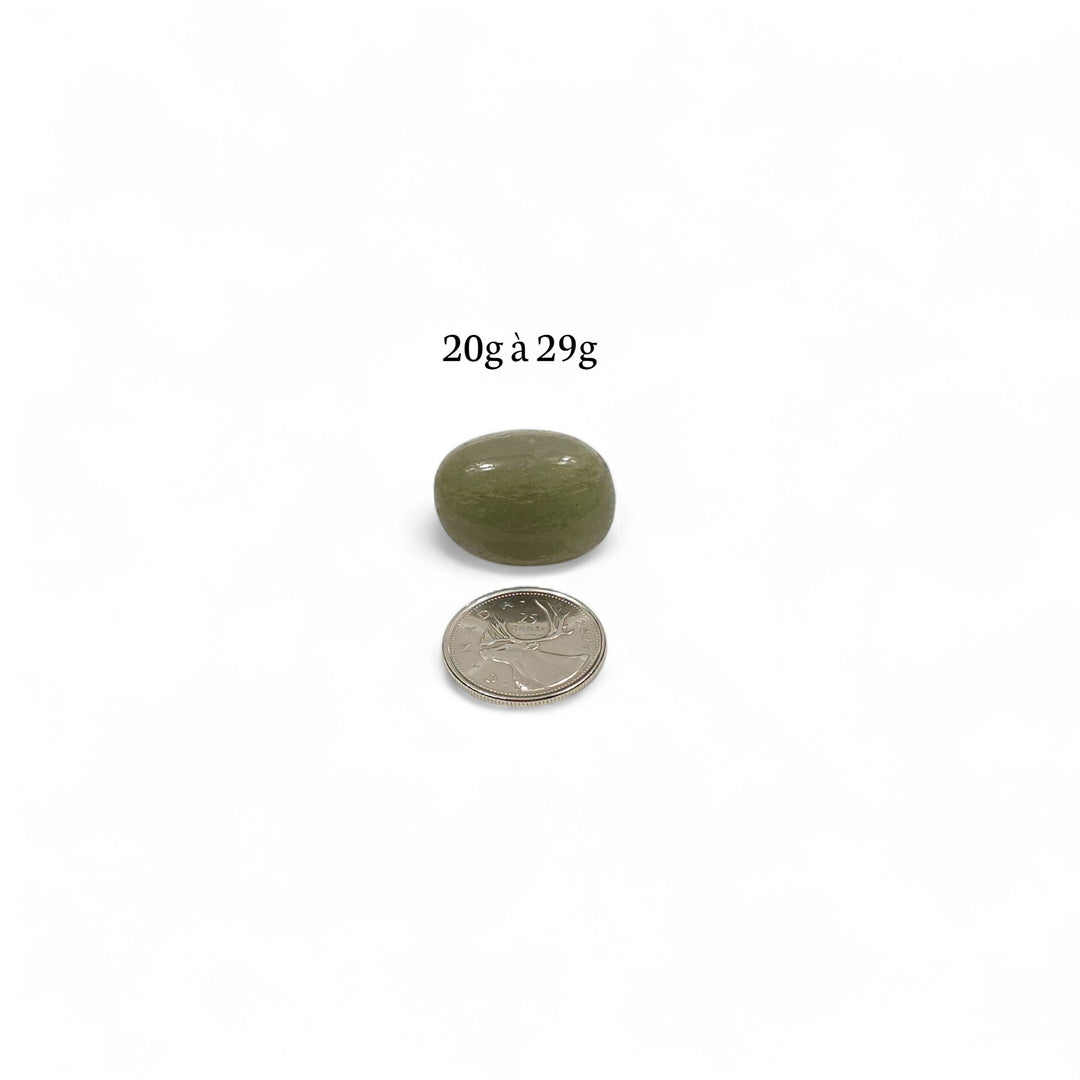 Aventurine verte polie de l’Inde pesant entre 20g et 29g, photographiée avec une pièce de 25 cents servant de repère visuel.