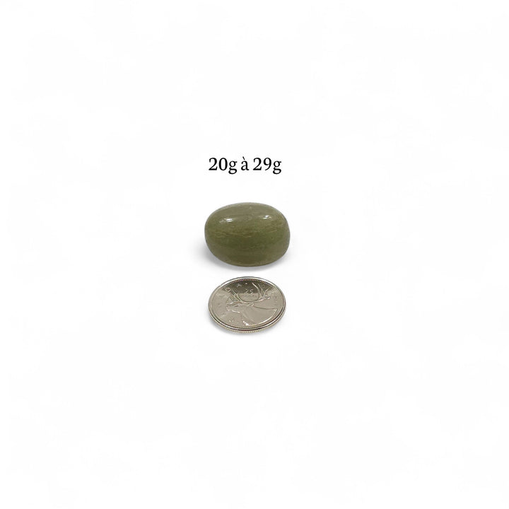 Aventurine verte polie de l’Inde pesant entre 20g et 29g, photographiée avec une pièce de 25 cents servant de repère visuel.