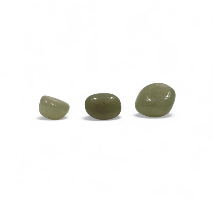 Aventurine verte polie de l’Inde en trois tailles différentes, alignées côte à côte pour comparaison visuelle.