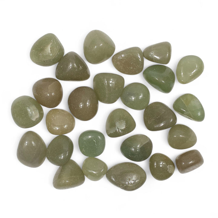 Pierre roulée en Aventurine verte d’Inde, polie et délicate, symbole d’apaisement émotionnel et de bienveillance.