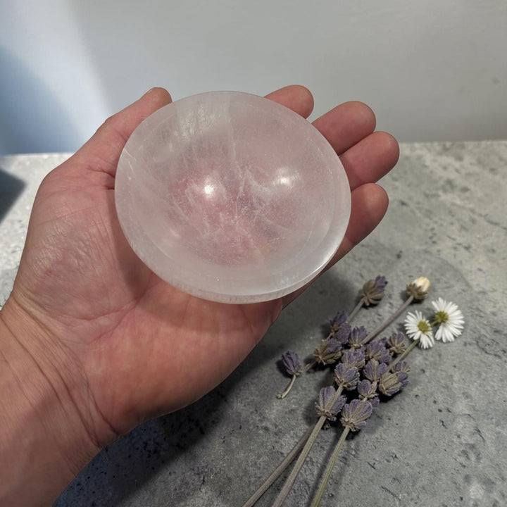 Bol en sélénite polie naturelle de 9 à 10 cm, idéal pour la lithothérapie et vos cristaux.