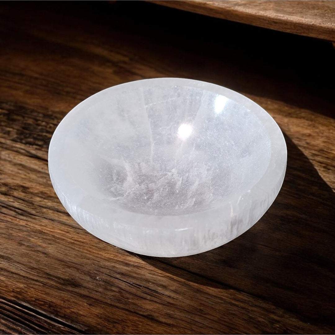Bol en sélénite naturelle polie de 9 à 10 cm, parfait pour accueillir vos cristaux et accompagner vos pratiques énergétiques.