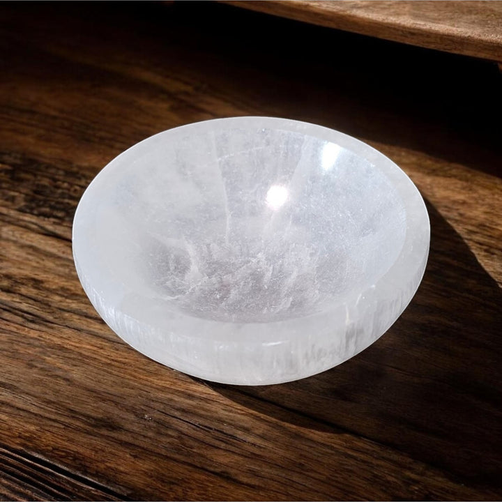 Bol en sélénite naturelle polie de 9 à 10 cm, parfait pour accueillir vos cristaux et accompagner vos pratiques énergétiques.
