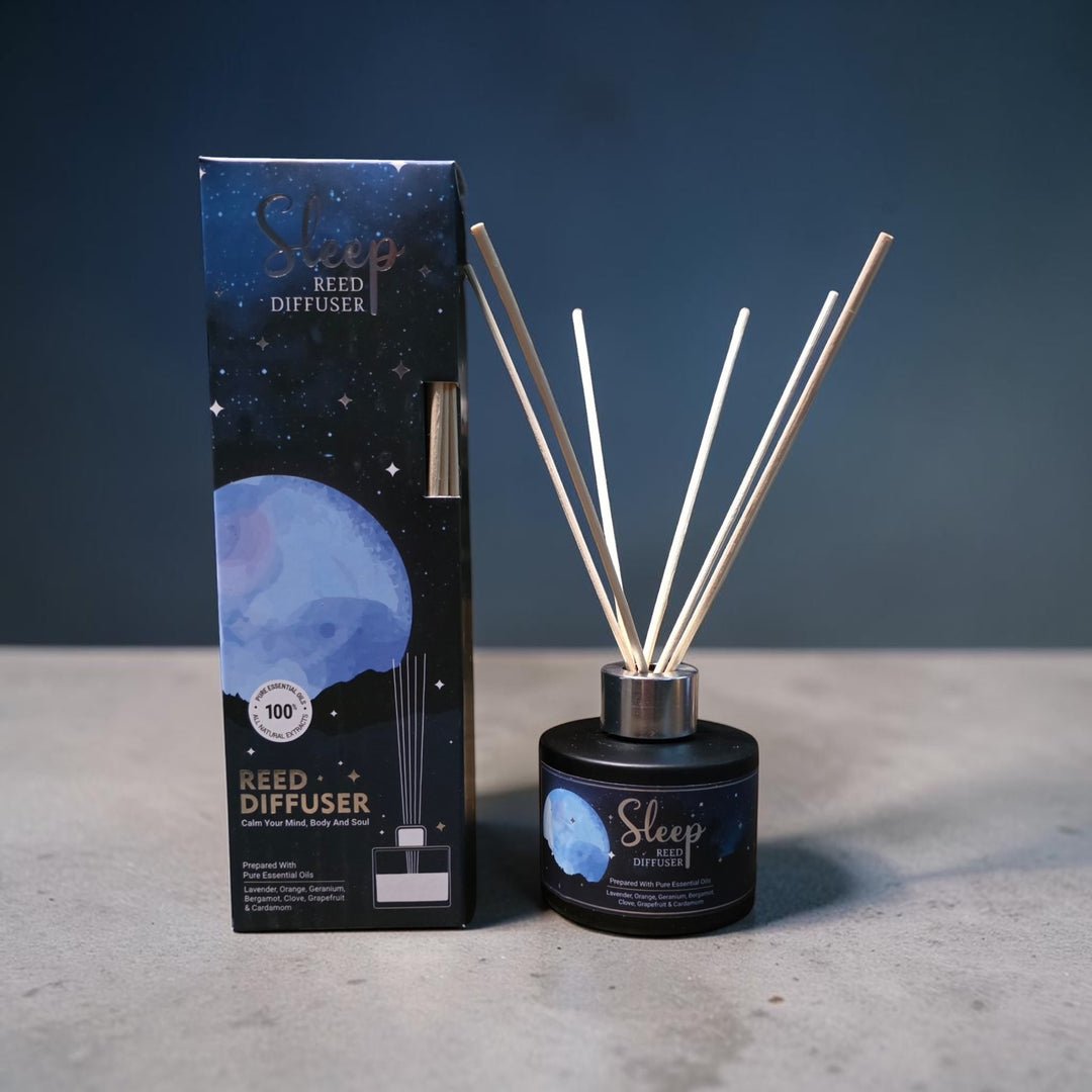 Diffuseur à bâtonnets de roseau au parfum floral et agrume, avec des notes de lavande, d’orange, de géranium, de bergamote et de cardamome.