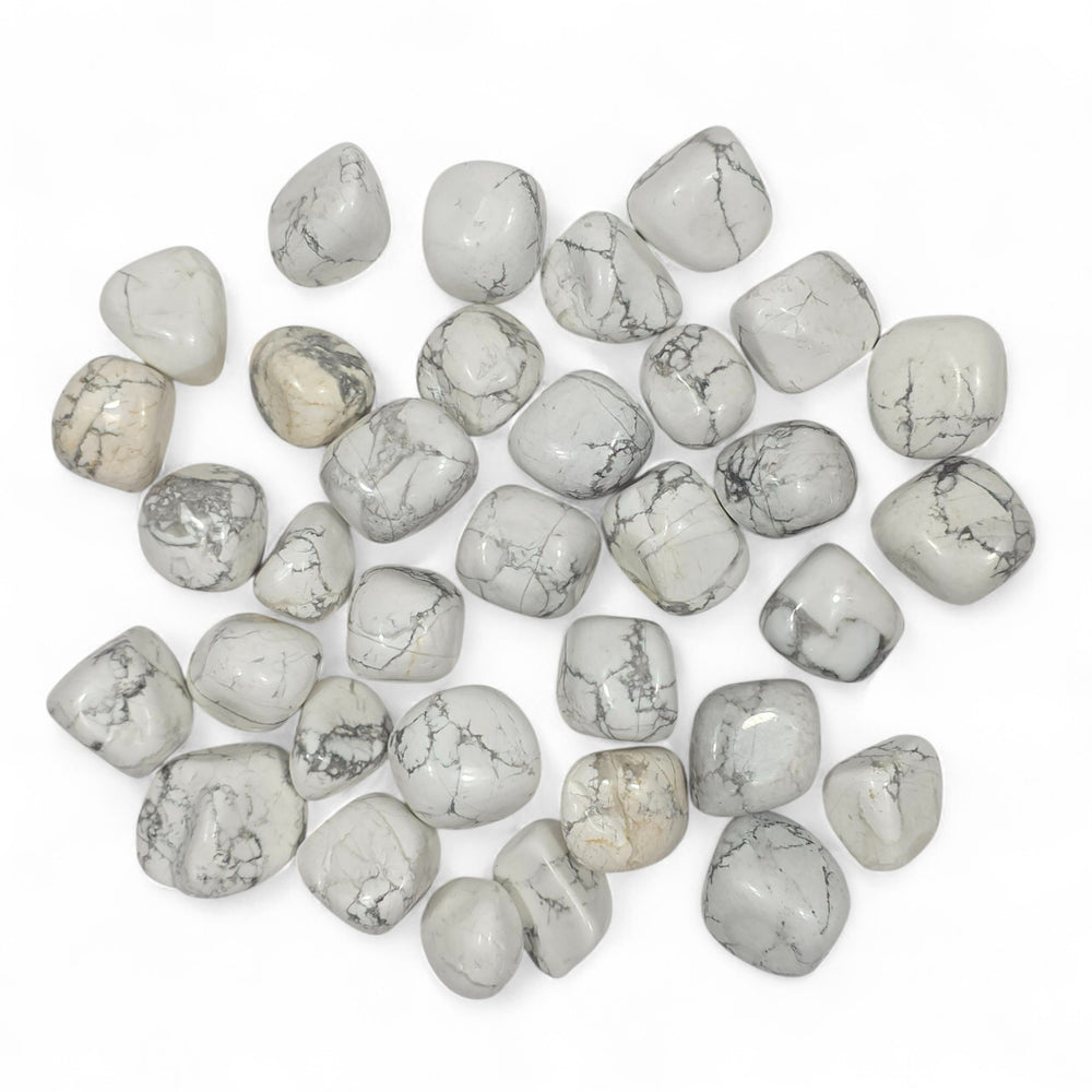 Howlite roulée pierre calmante qui inspire détente clarté d’esprit et équilibre émotionnel.