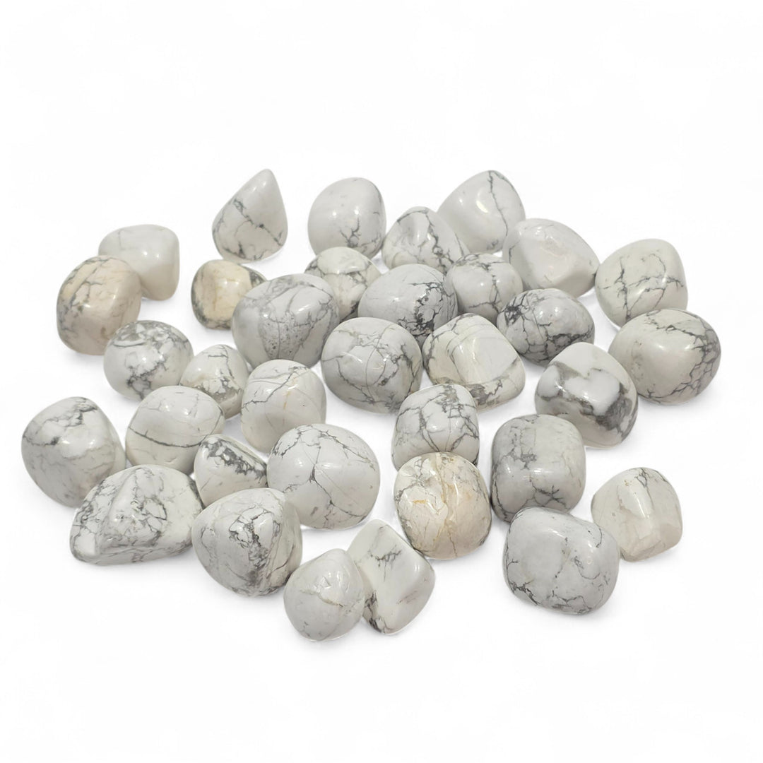 Howlite roulée pierre blanche de calme et de lumière ouvrant le cœur et apaisant le mental dans une énergie de paix.