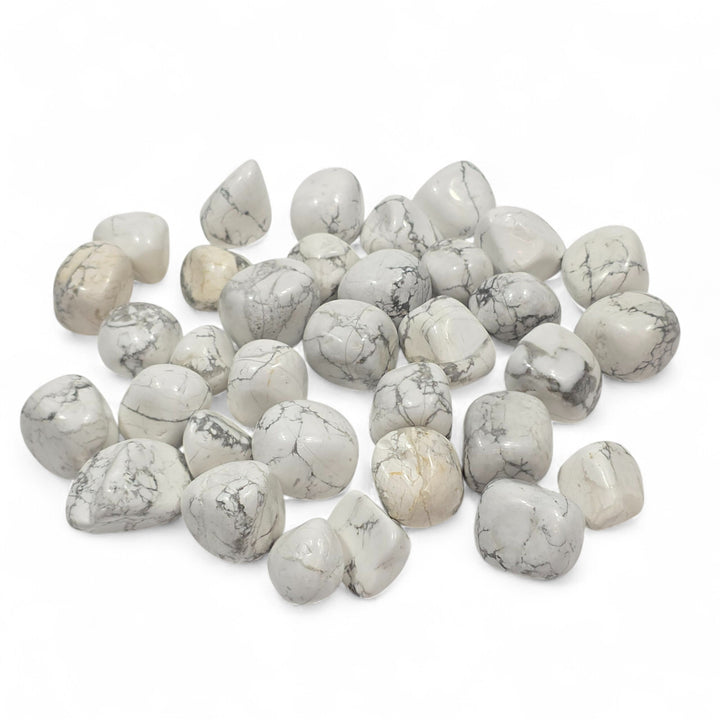 Howlite roulée pierre blanche de calme et de lumière ouvrant le cœur et apaisant le mental dans une énergie de paix.