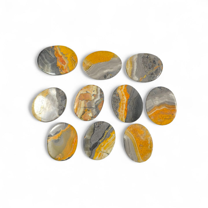 Jaspe bourdon lissé aux nuances d’orange, noir et gris, une pierre unique et raffinée, parfaite pour vos créations ou collections.