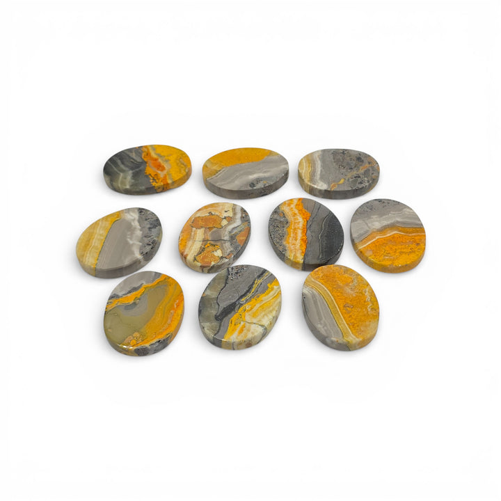 Jaspe bourdon lissé aux magnifiques reflets orange, noir et gris. Une pierre authentique et de qualité.