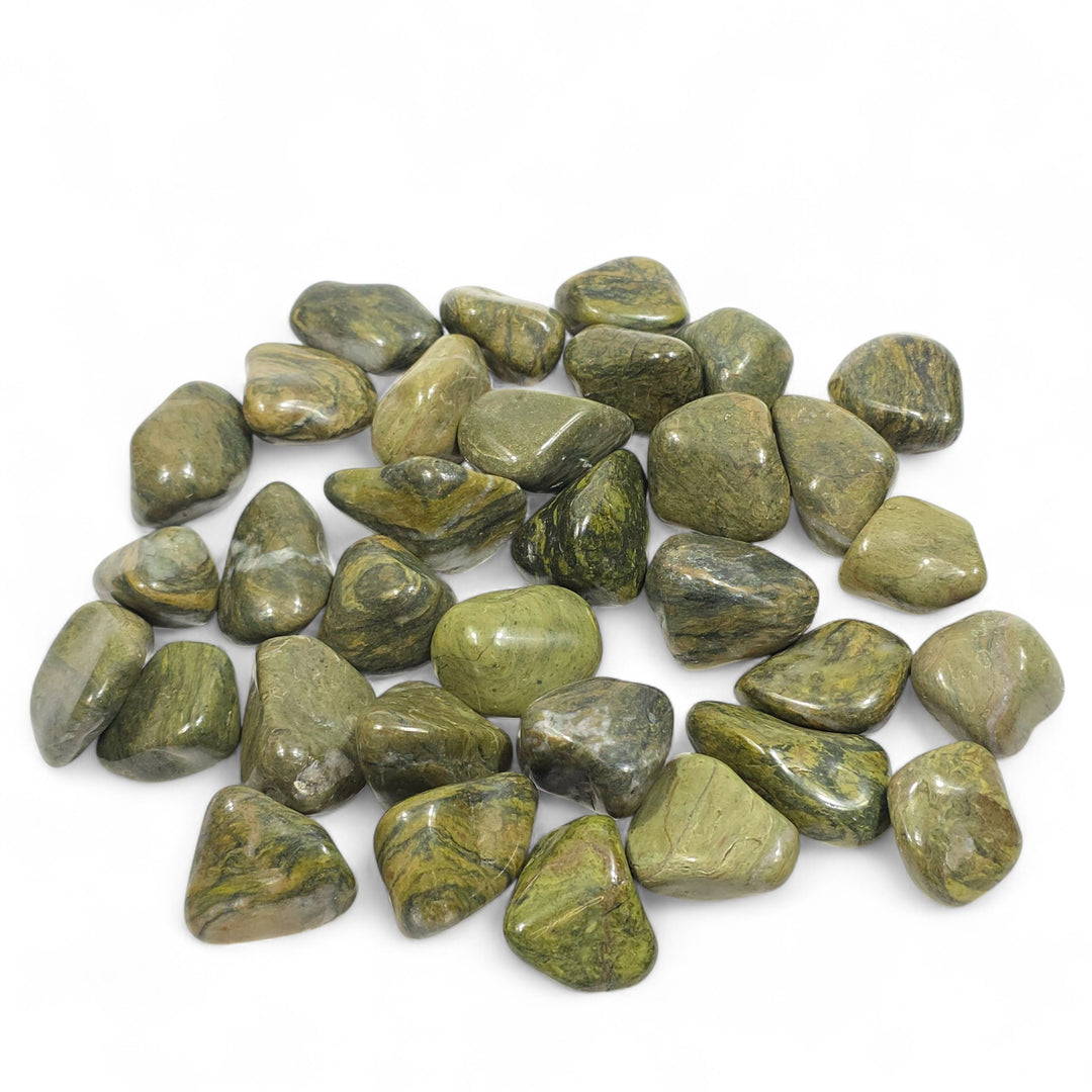Jaspe vert poli, pierre naturelle associée au chakra du cœur, apaisante et équilibrante.