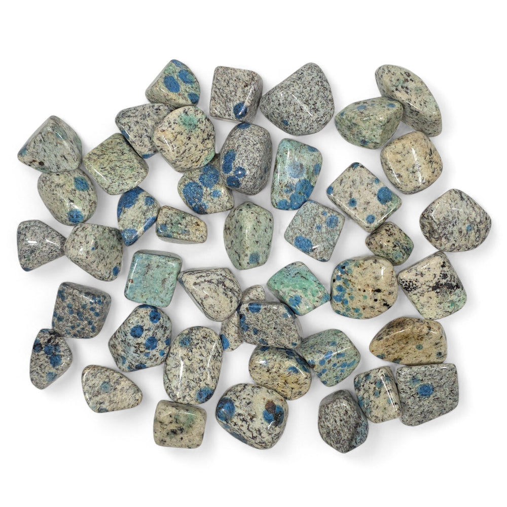 Pierre roulée K2 naturelle, composée de granite et d’azurite, symbolisant la connexion entre intuition, expression et confiance intérieure.