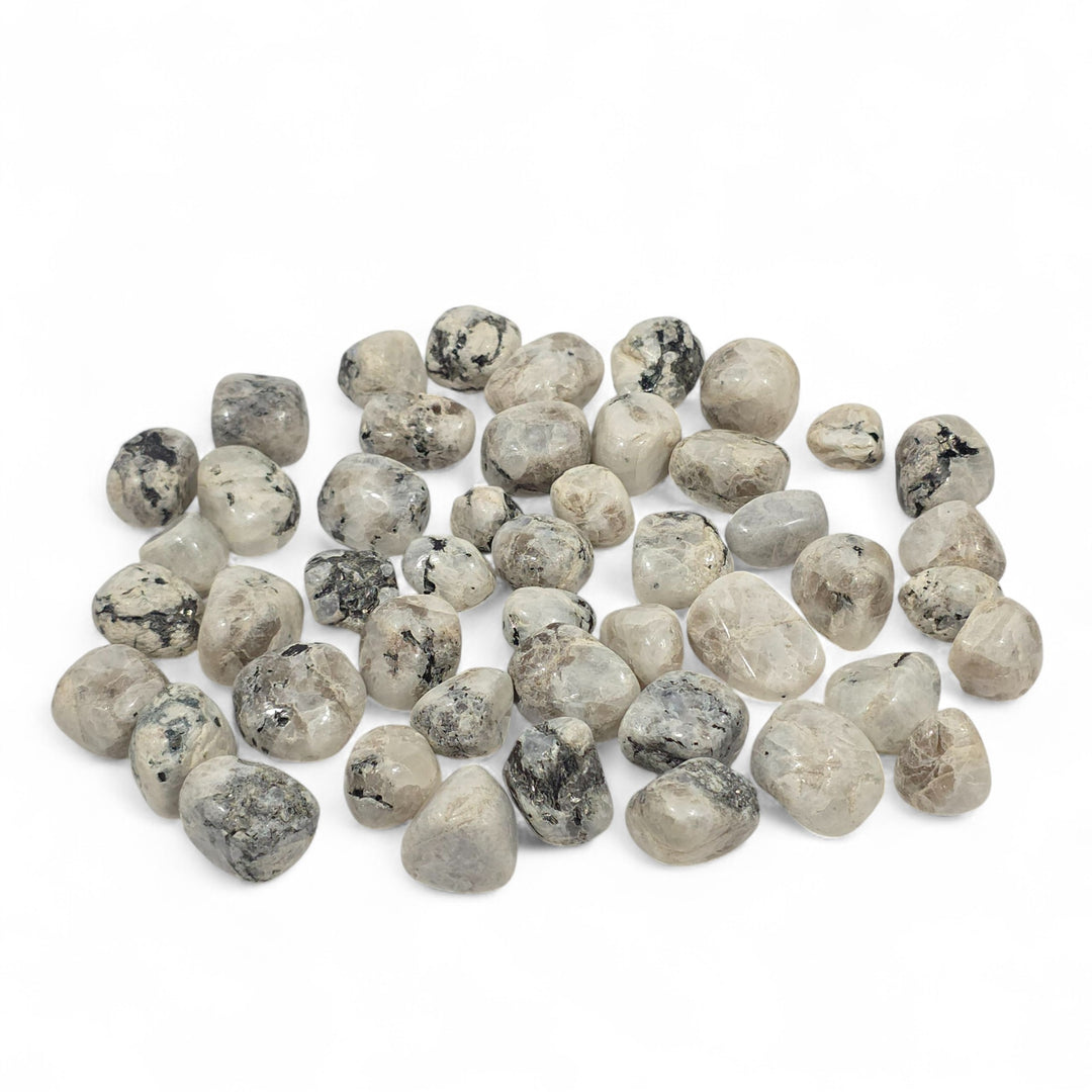 Labradorite Blanche polie, pierre spirituelle reliée au chakra Coronal, aux reflets clairs et lumineux.