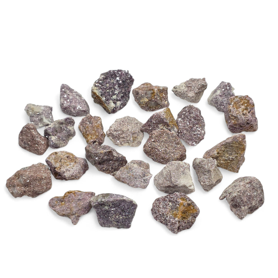 Lépidolite brute, pierre de conscience reliée au chakra coronal, apaisant le stress et favorisant la sérénité intérieure.