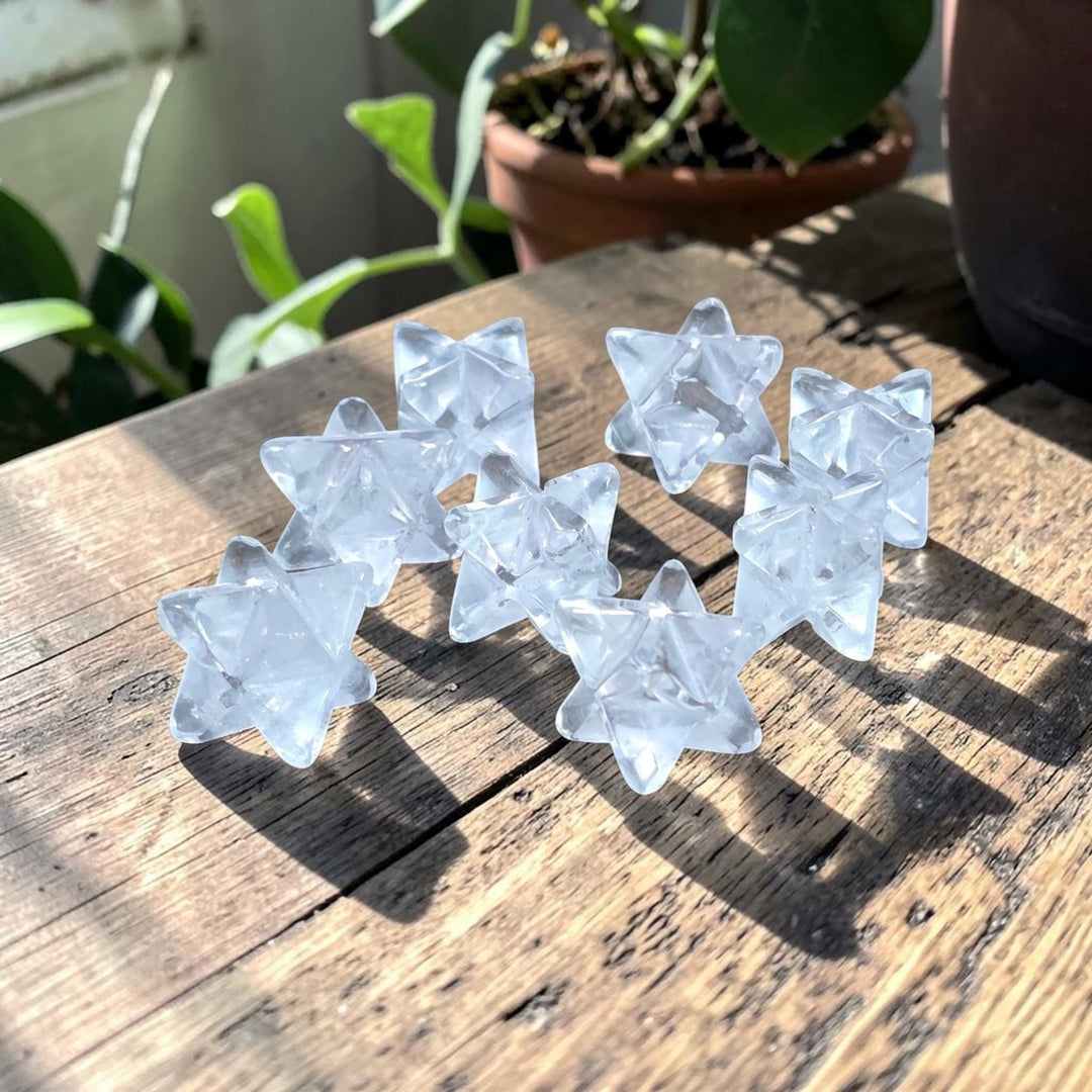 Mini Merkabas en quartz cristallisé naturel, faciles à garder sur soi et agréables à manipuler. 1.5 cm x 1.5 cm.