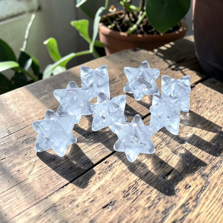 Mini Merkabas en quartz cristallisé naturel, faciles à garder sur soi et agréables à manipuler. 1.5 cm x 1.5 cm.