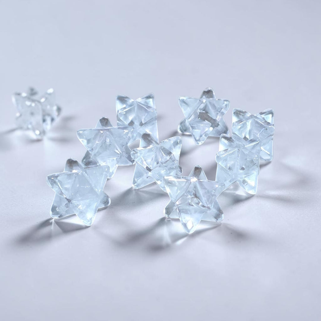 Petites Merkabas en quartz cristallisé naturel, parfaites pour vous accompagner partout et être gardées près de vous. 1.5 cm x 1.5 cm.