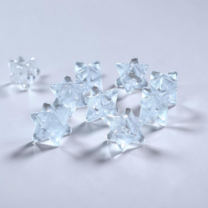 Petites Merkabas en quartz cristallisé naturel, parfaites pour vous accompagner partout et être gardées près de vous. 1.5 cm x 1.5 cm.