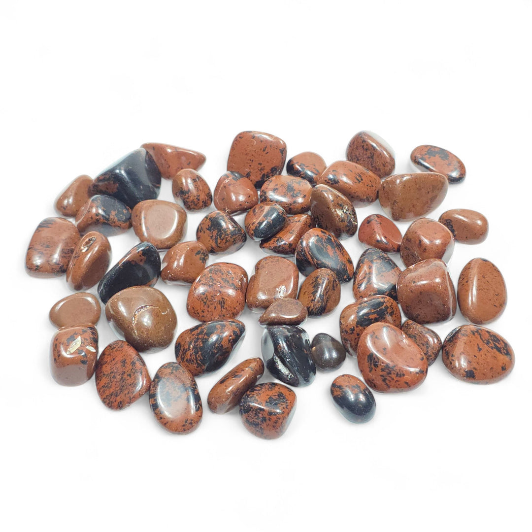 Obsidienne Acajou polie, pierre d’ancrage et de protection reliée aux chakras racine et sacré, aux nuances brunes et noires naturelles.