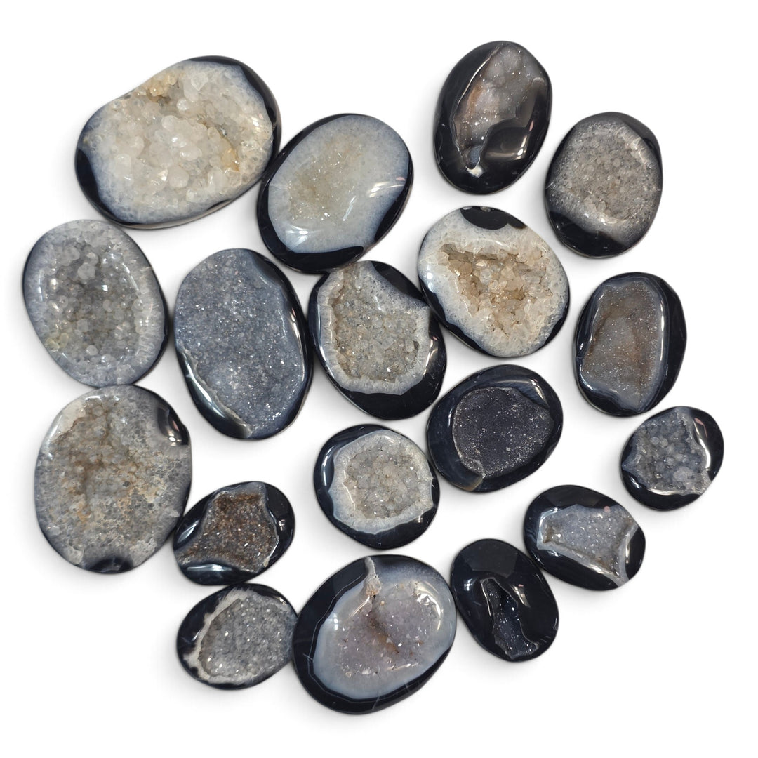 Onyx Druzy naturel présentant une surface couverte de petits cristaux, mettant en valeur sa texture et son aspect lumineux.