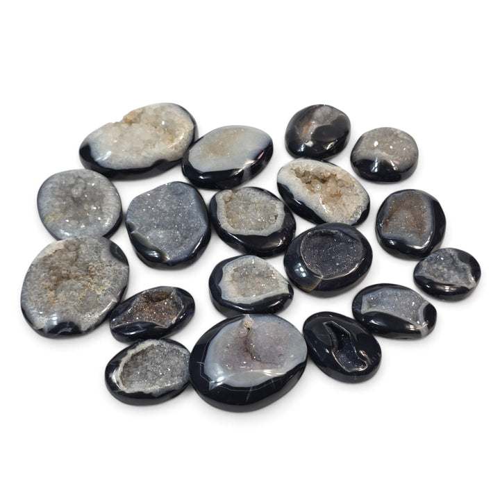 Onyx Druzy naturel à surface cristallisée, présentant de petits cristaux et une texture lumineuse, disponible en différentes plages de poids.