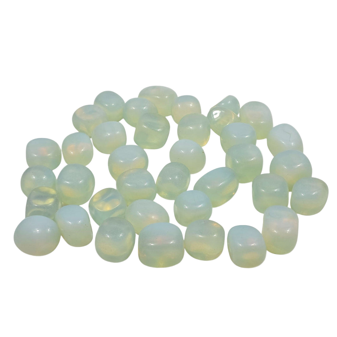 Opalite polie, pierre de verre opalescente reliée aux chakras du Troisième Œil et Couronne.