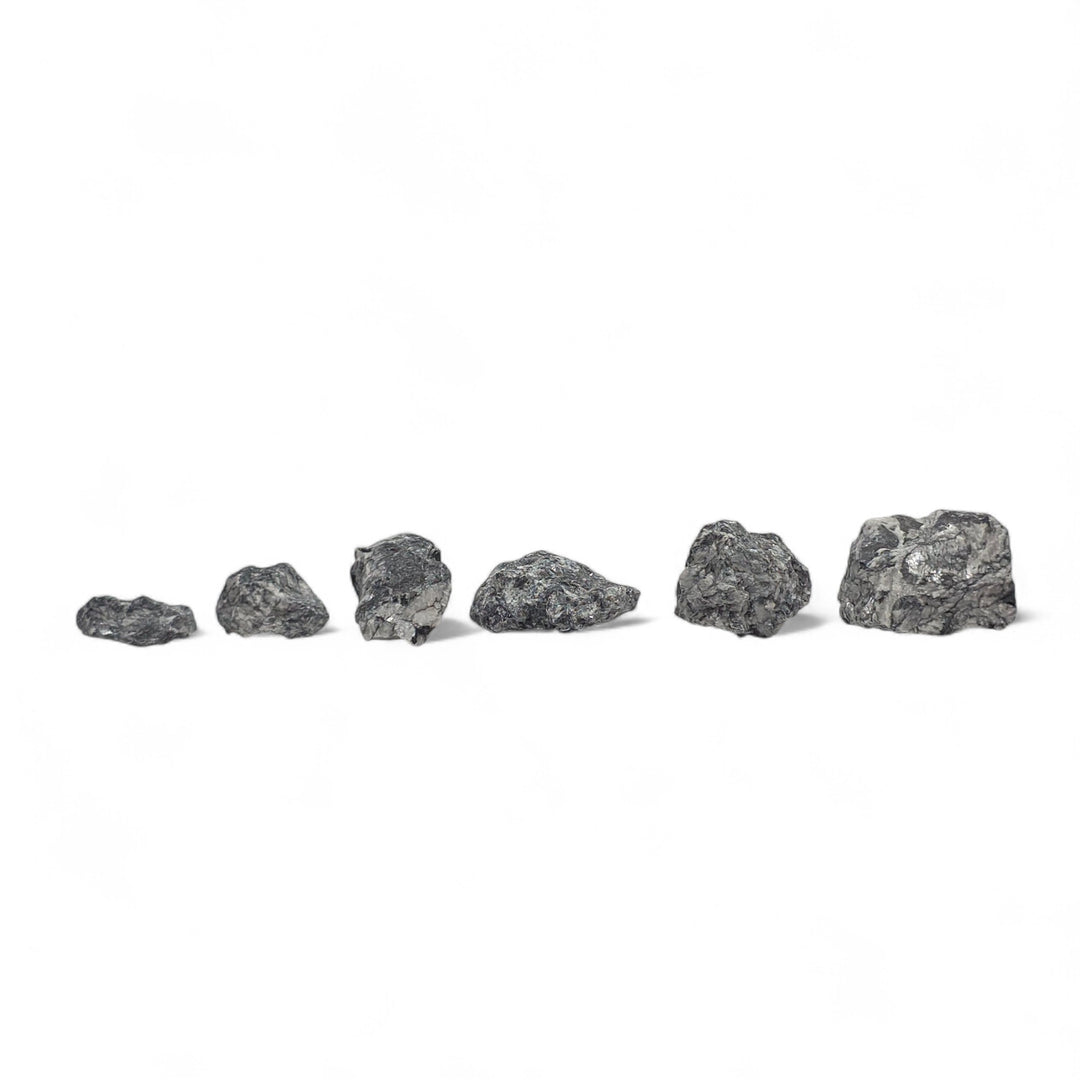 Pinolite brute en six tailles différentes, placées côte à côte pour comparaison visuelle de la grosseur.