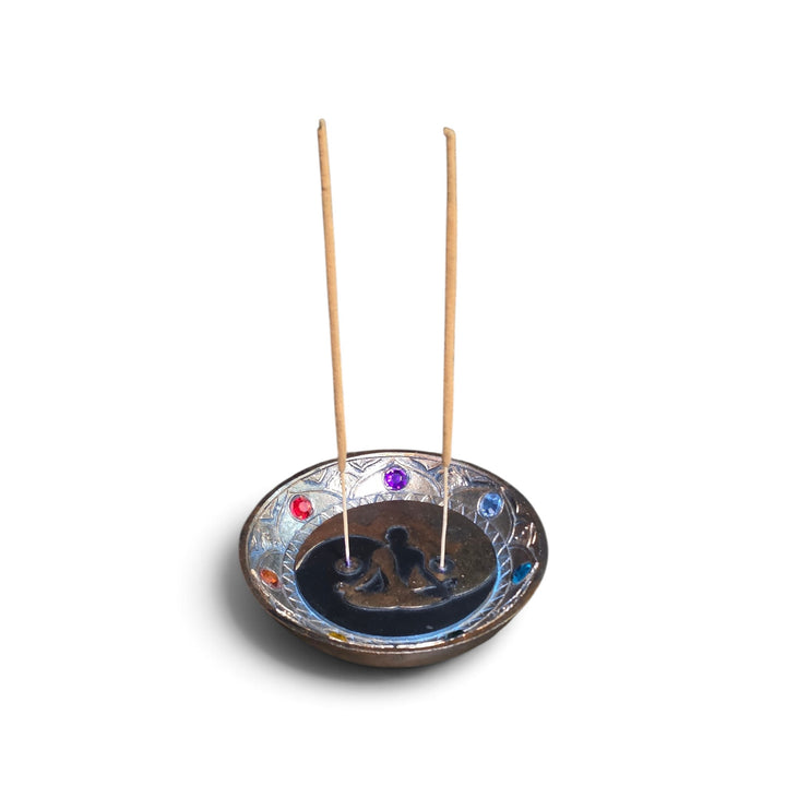 Porte-encens 7 Chakras avec Yin Yang, idéal pour accompagner vos moments de détente avec vos encens préférés. Dimension de 12 cm.