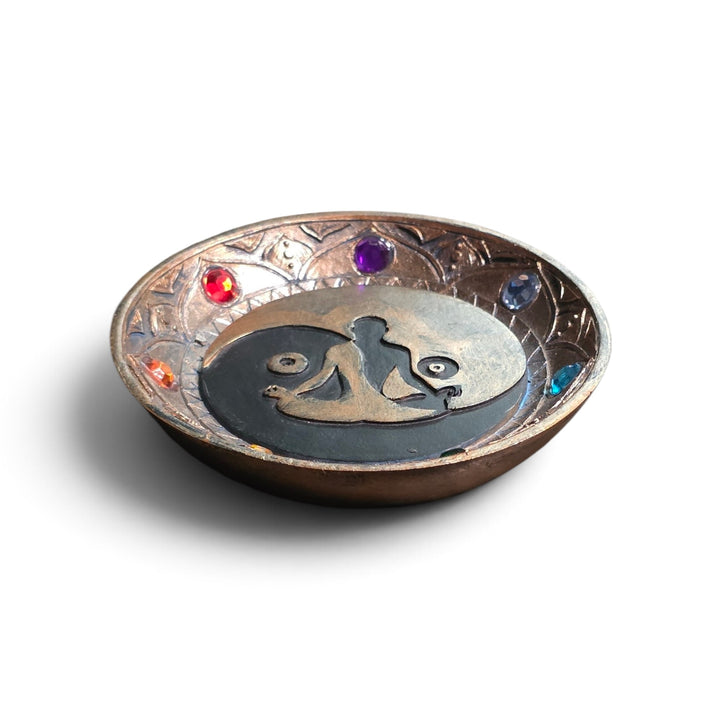 Ajoutez une touche symbolique à votre espace avec ce porte-encens 7 Chakras et son motif Yin Yang. Dimension de 12 cm.