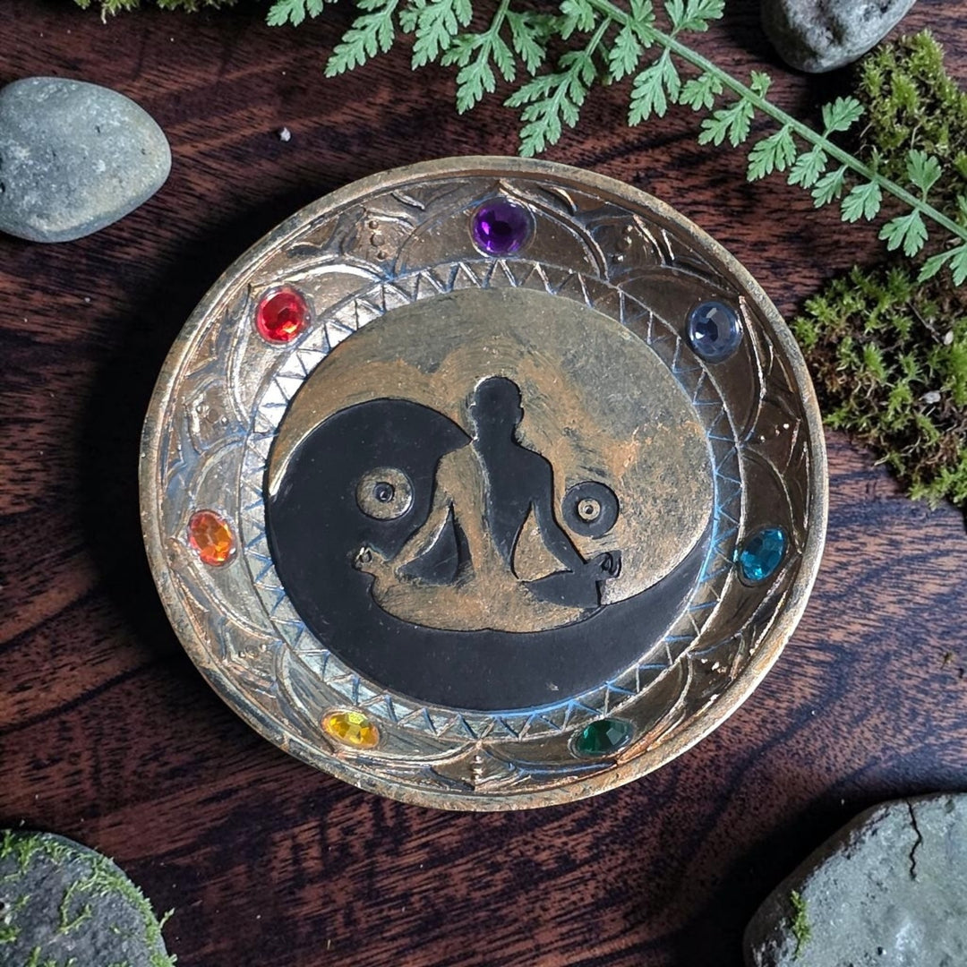 Porte-encens 7 Chakras avec symbole Yin Yang, pour bâtons et cônes d’encens. Dimension de 12 cm.