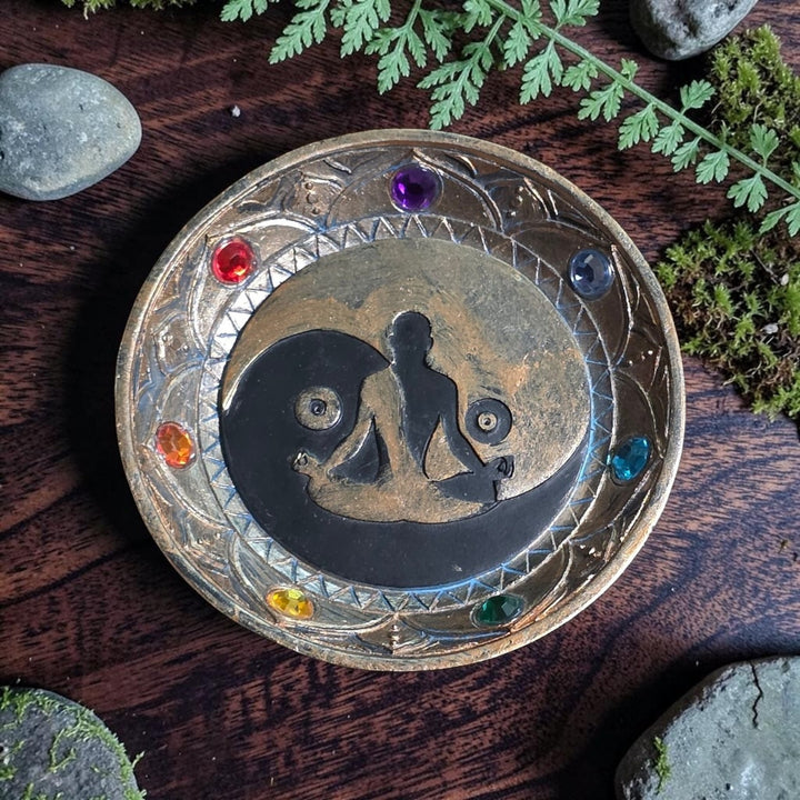 Porte-encens 7 Chakras avec symbole Yin Yang, pour bâtons et cônes d’encens. Dimension de 12 cm.