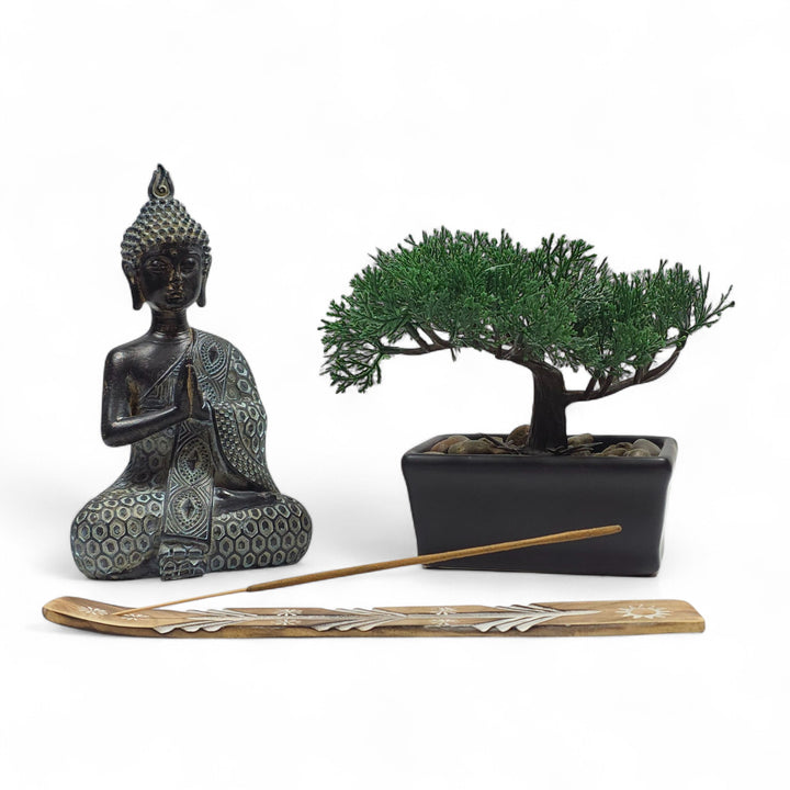 Porte-encens en bois avec bâtonnet et décoration pour démonstration.