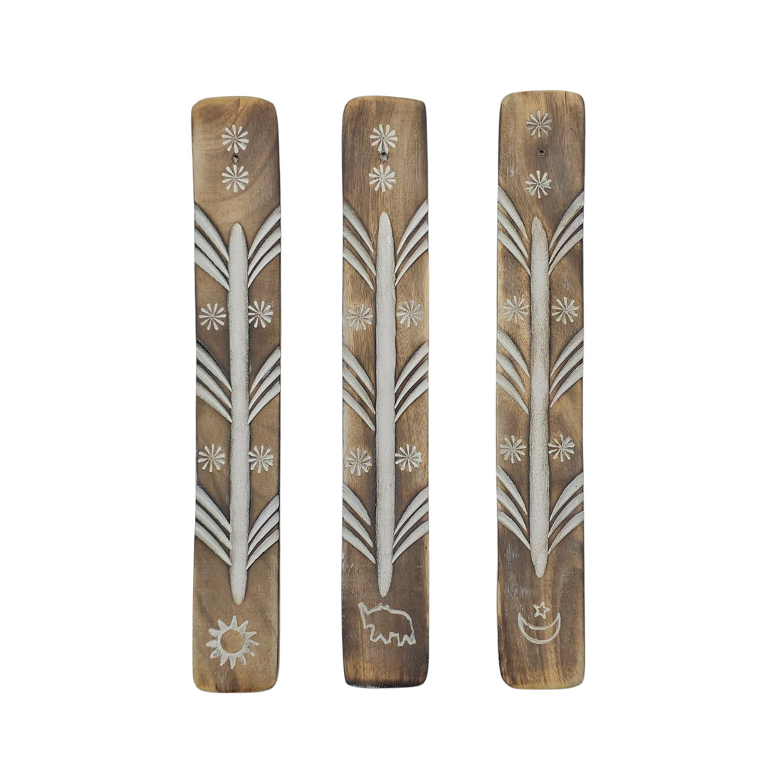 Trois porte-encens en bois, avec motifs soleil, lune et éléphant, aspect antique.