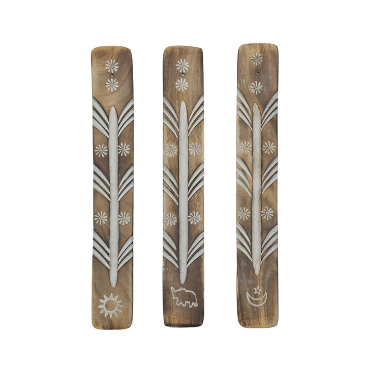 Trois porte-encens en bois, avec motifs soleil, lune et éléphant, aspect antique.