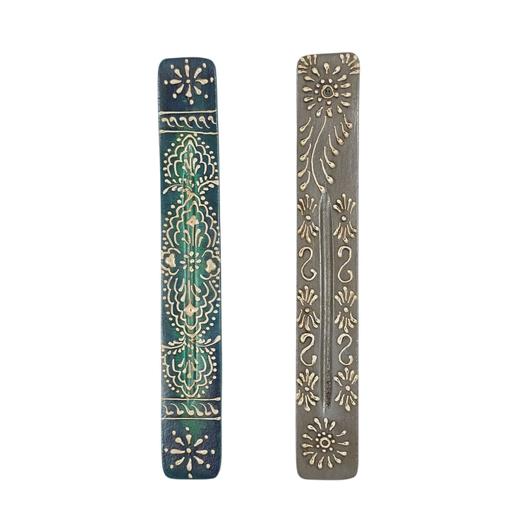 Deux porte-encens en bois, motifs floraux, teintes brun, gris, vert et bleu, énergie équilibrée et apaisante.