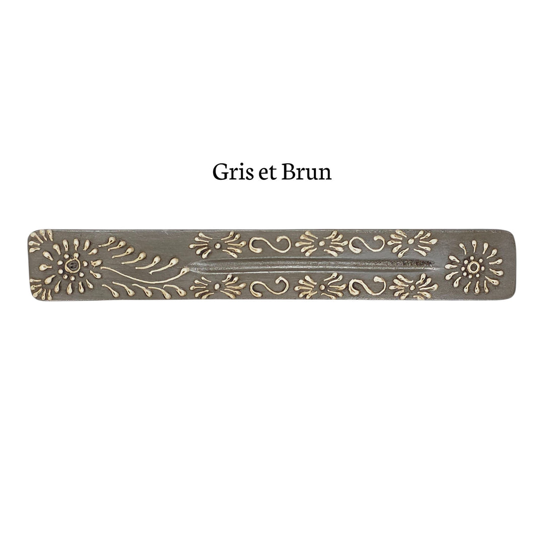 Porte-encens en bois, motifs floraux, teintes brun et gris, énergie d’ancrage et de douceur.