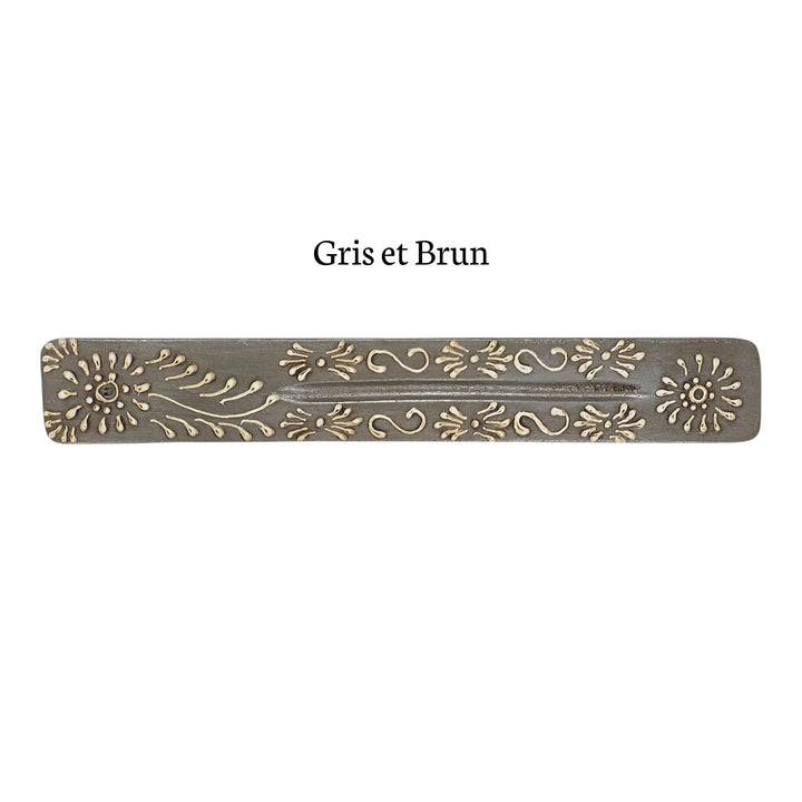 Porte-encens en bois, motifs floraux, teintes brun et gris, énergie d’ancrage et de douceur.