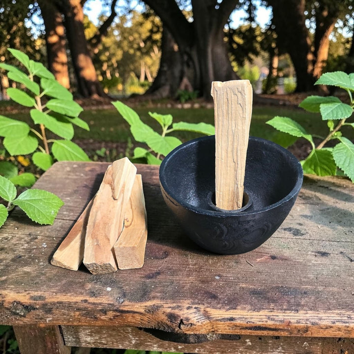 Porte-encens en fonte pour Palo Santo avec symbole OM. 10 cm x 5 cm.