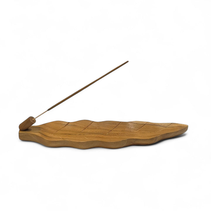 Porte-encens en racine de teck avec bâtonnet d’encens pour démonstration, symbole d’ancrage, d’harmonie et de détente.