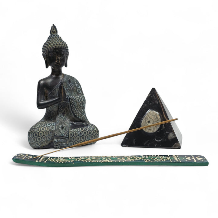 Porte-encens en bois avec bâtonnet et décorations, créant une ambiance douce et apaisante de démonstration.