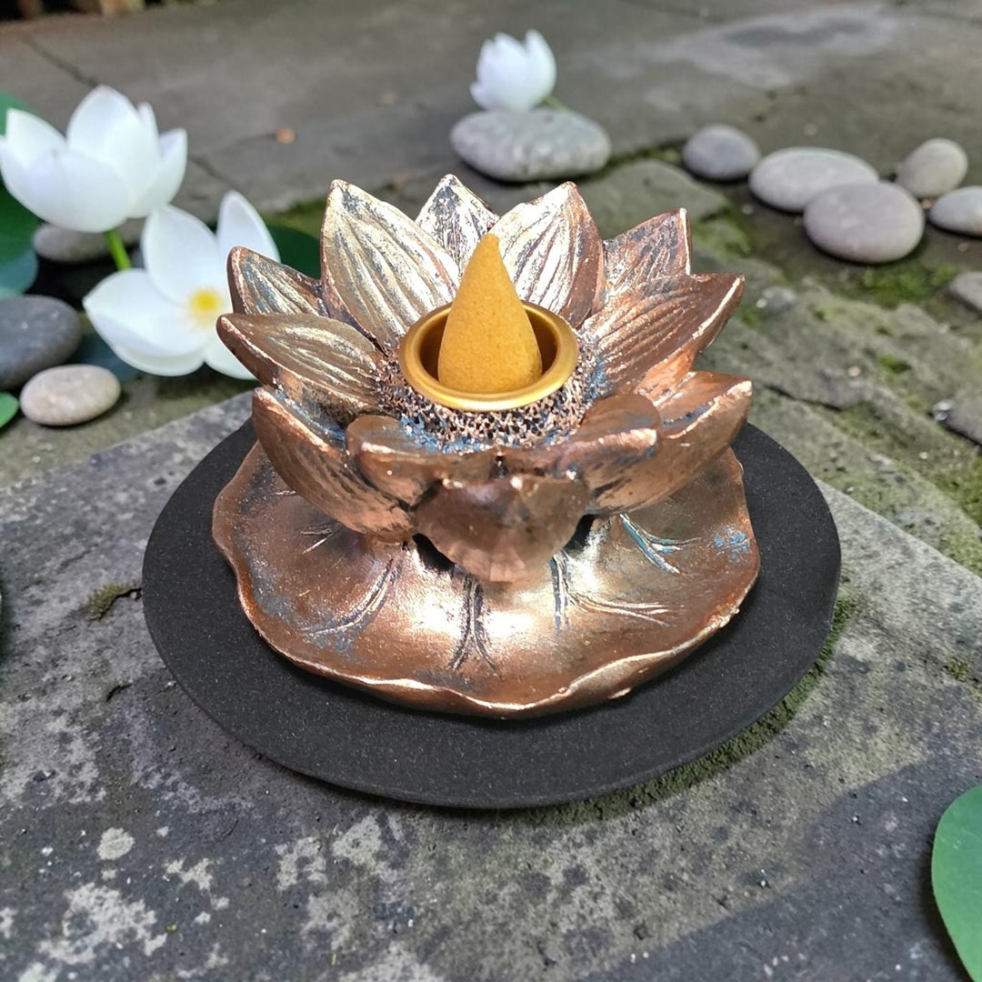Porte-encens fleur de lotus en plastique rigide, avec une finition de couleur bronze et un motif floral délicat.