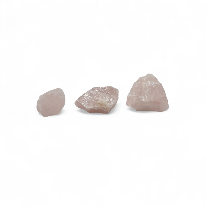 Quartz Rose brut de l'Inde en trois tailles différentes, placés côte à côte pour comparaison visuelle de la grosseur.