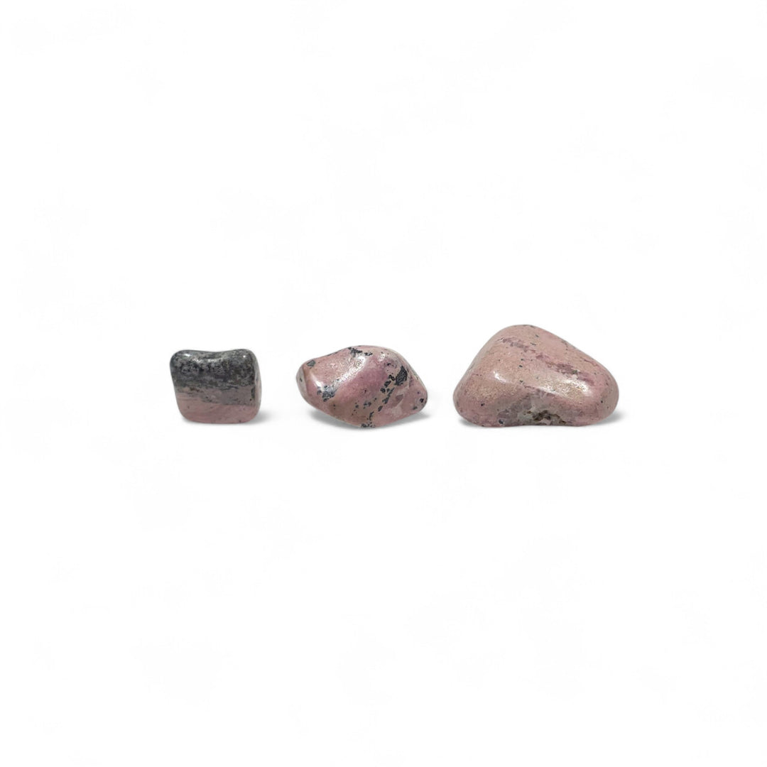 Rhodonite polie, trois pierres naturelles côte à côte pour comparaison de taille.