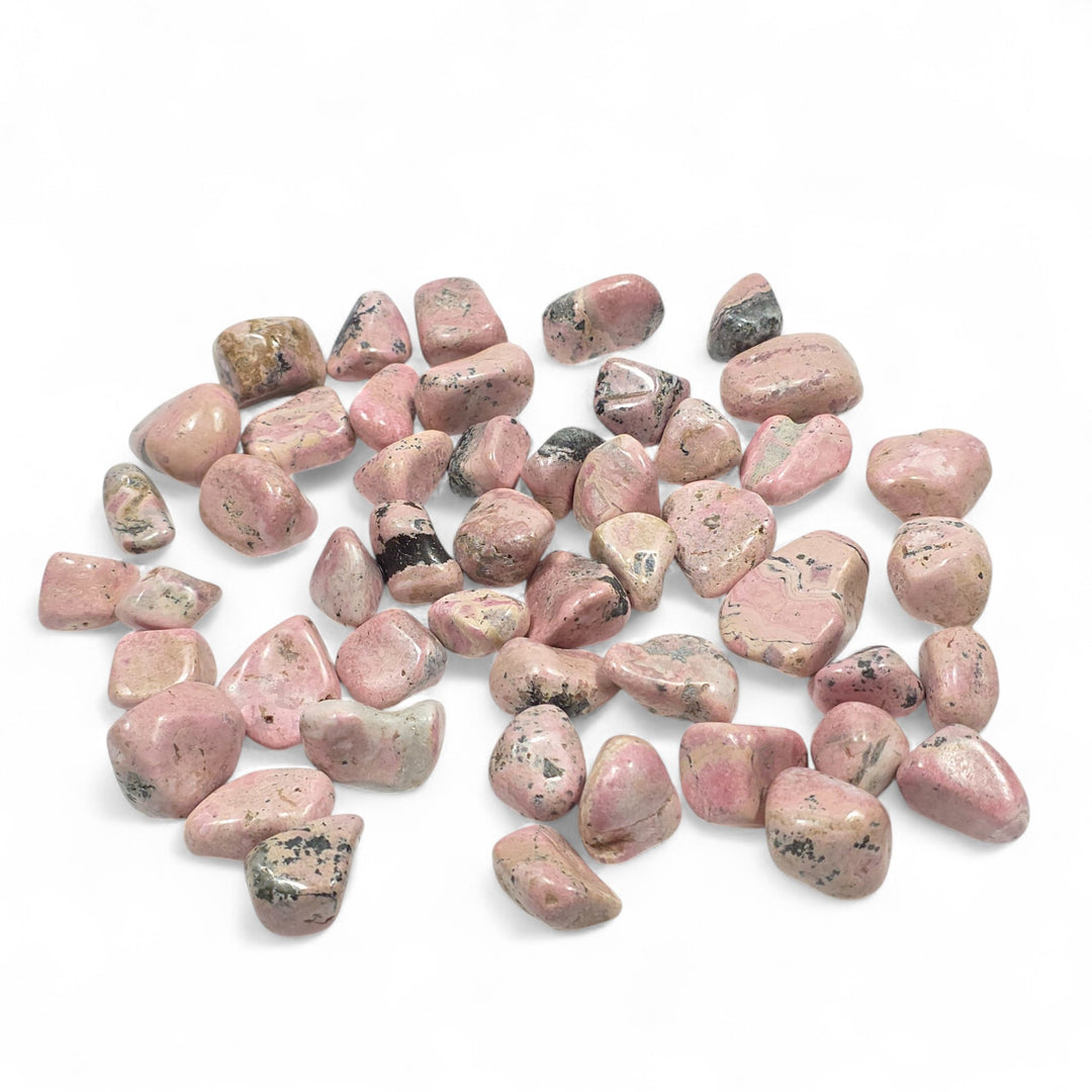 Rhodonite polie, pierre d’amour et de réconfort intérieur aux nuances roses et noires.